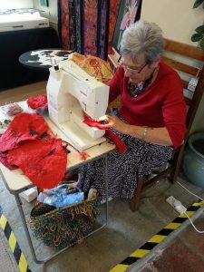 Lis Sewing the poppy